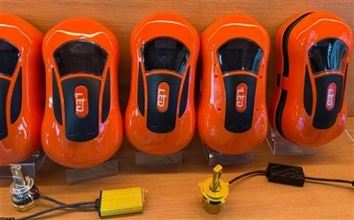 Evidenzia i fari a LED per auto, le lampadine per faretti ad alta- intensità